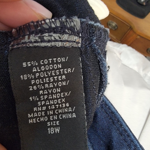 1822 denim Jean capirs with some stretch to them - Picture 4 of 6